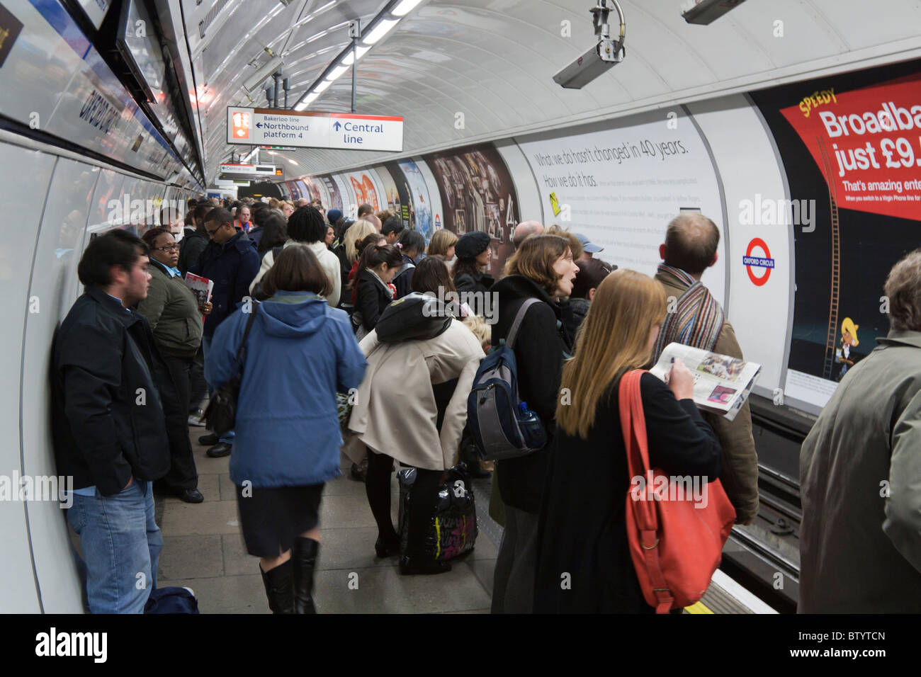 Sera Rush Hour - Victoria Line piattaforma - Oxford Circus Stazione della Metropolitana - Londra Foto Stock