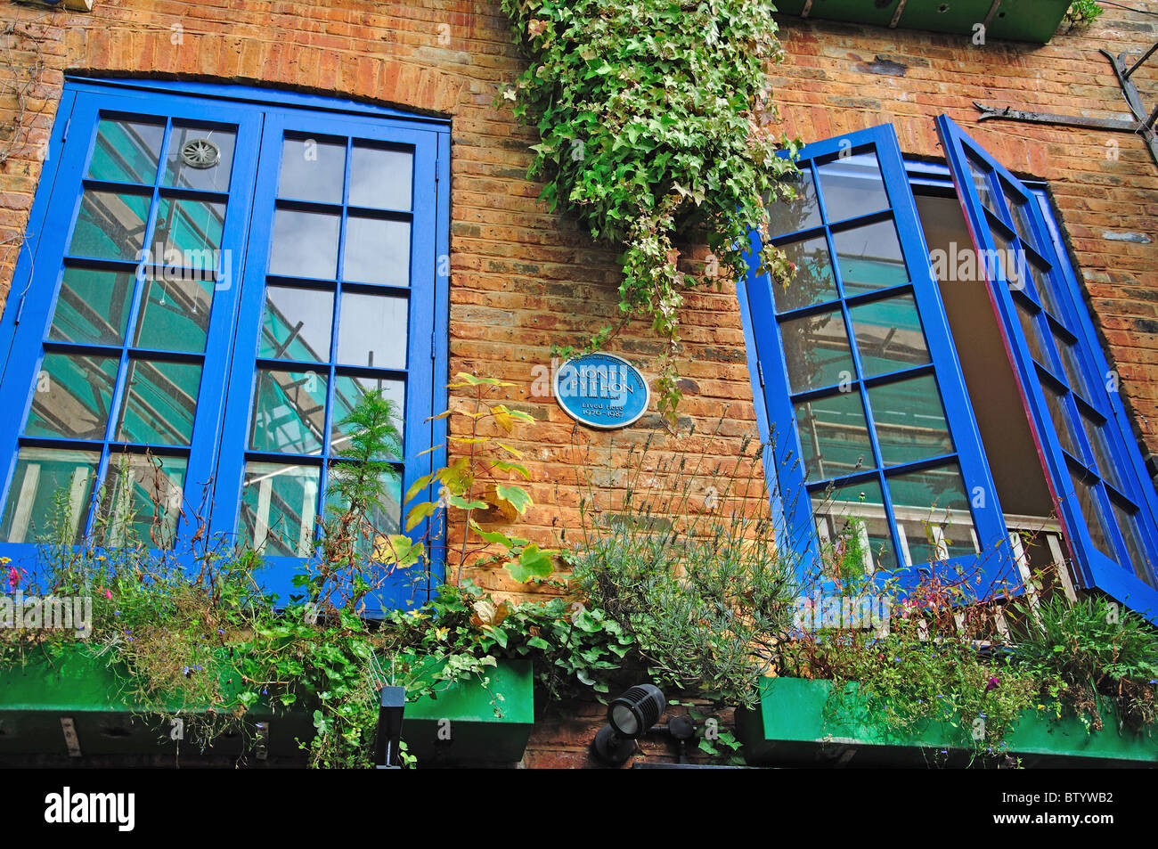 Persiane colorate, Neal's Yard, Covent Garden, London Borough of Camden, Greater London, England, Regno Unito Foto Stock