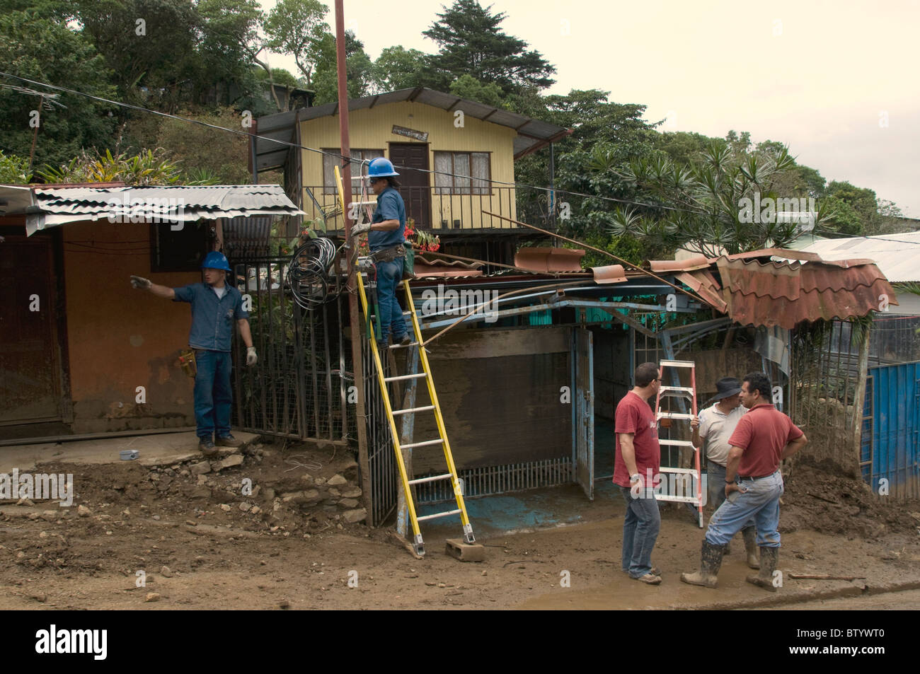 Ripristino di elettricità dopo le inondazioni e le frane Escazu Costa Rica Foto Stock