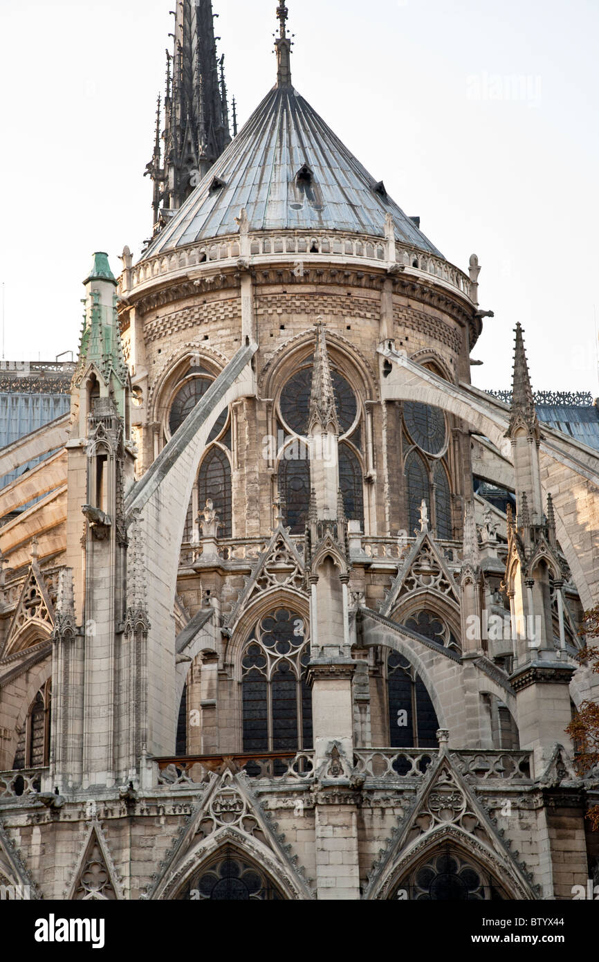 Nel tardo pomeriggio luce su east end della cattedrale di Notre Dame con battenti contrafforte contrafforti & complessamente intarsiato tracery gotica Foto Stock