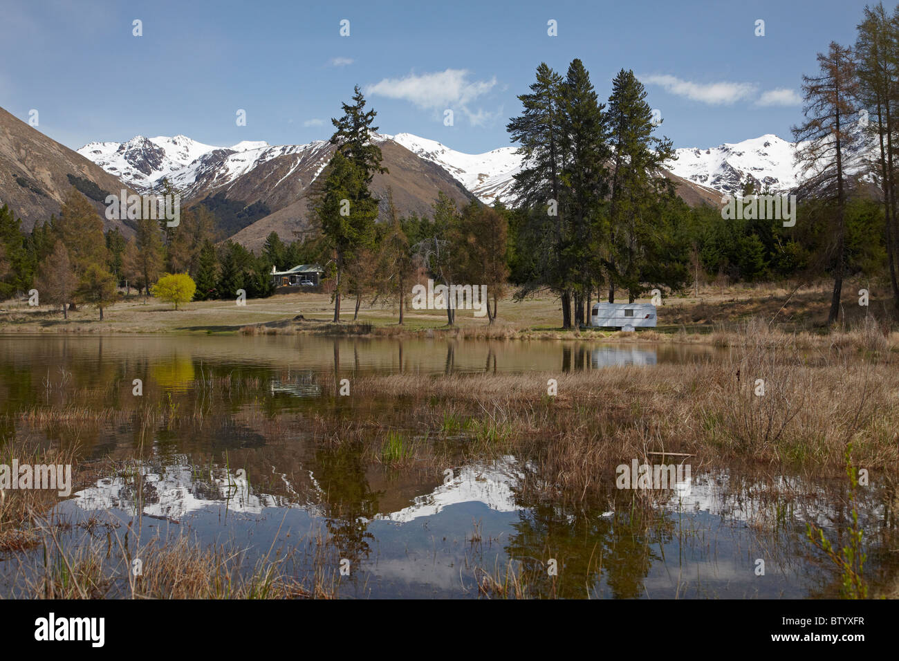 Ohau gamma e la carovana si riflette nel lago di Middleton, Canterbury, Isola del Sud, Nuova Zelanda Foto Stock
