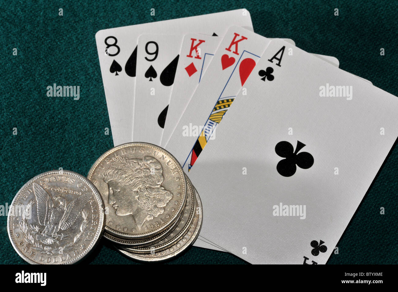 Mano di Poker con dollari d'argento Foto Stock