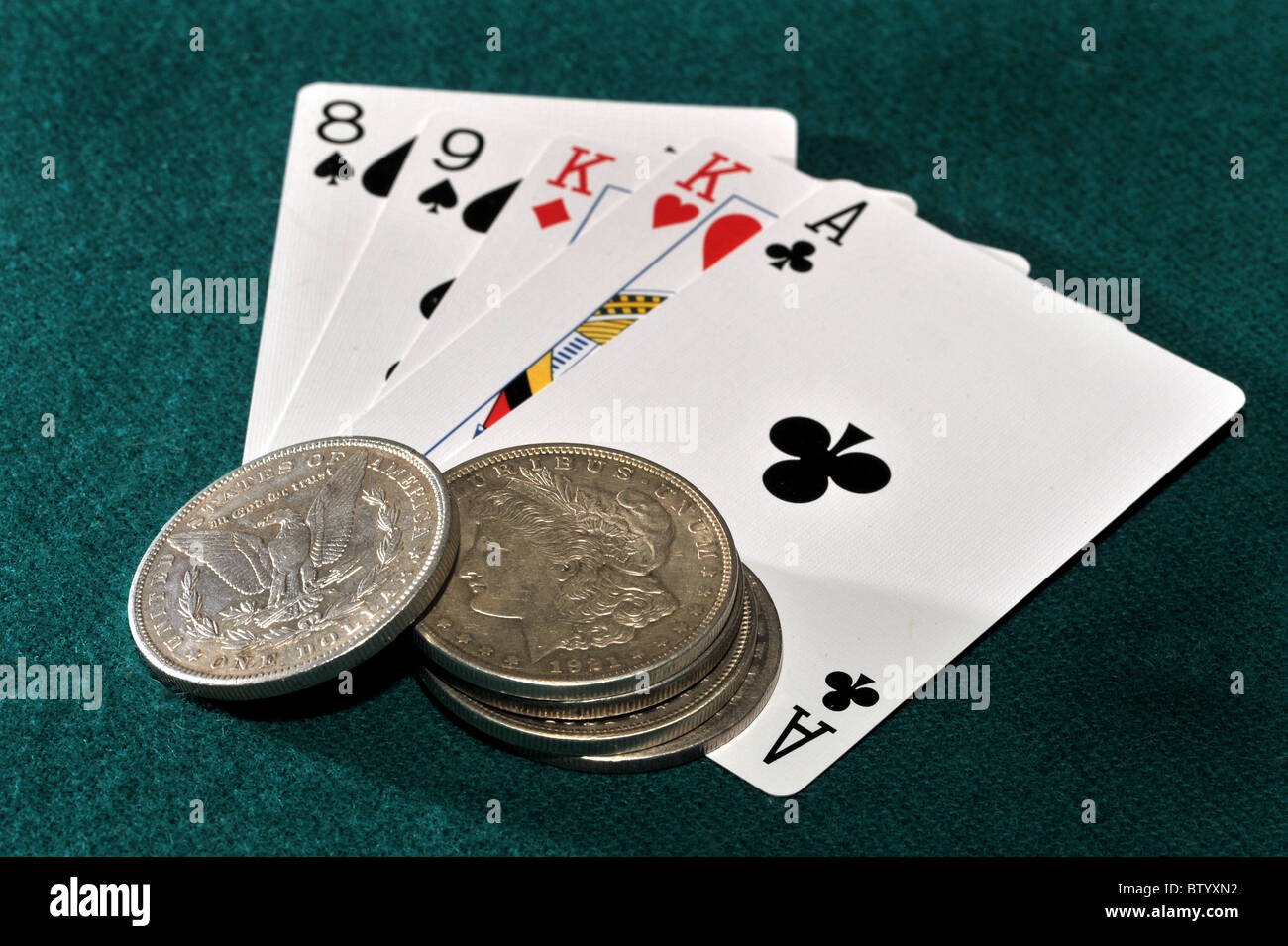 Mano di Poker con dollari d'argento. Foto Stock