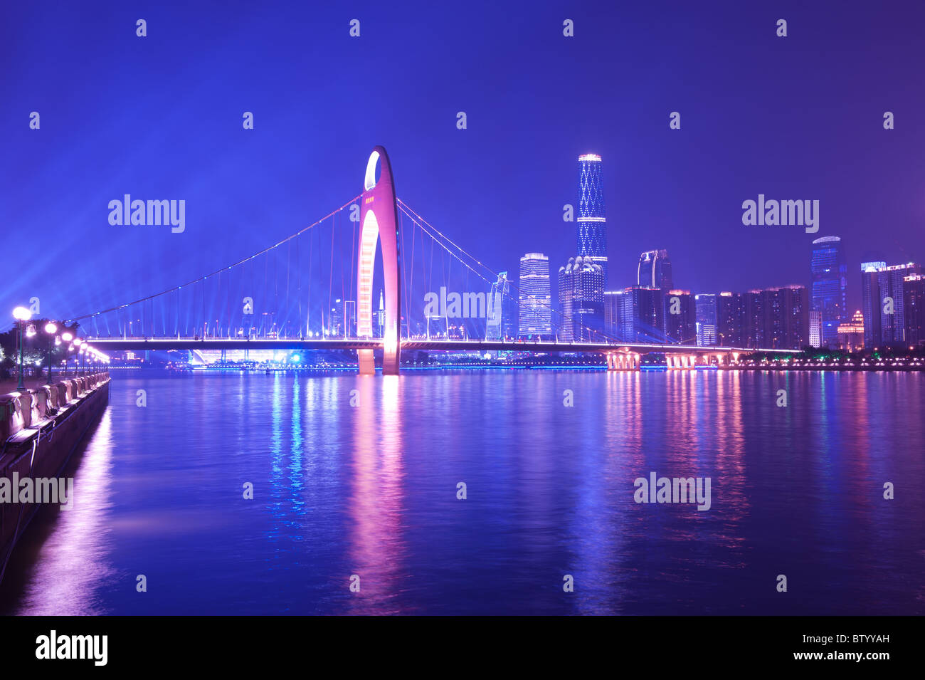 Scena notturna di Guanghzou città oltre il Fiume Zhujiang Foto Stock