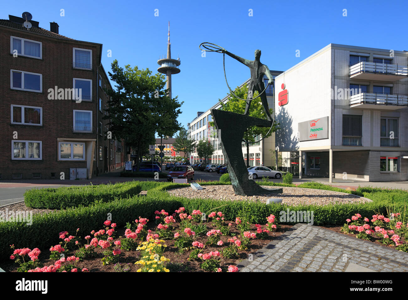 Denkmal fuer Peter Minuit, Seefahrer und Gruender von Manhattan, New York, Bildhauer Hermann Kunkler, dahinter der Fernmeldeturm Langer Heinrich, Wese Foto Stock