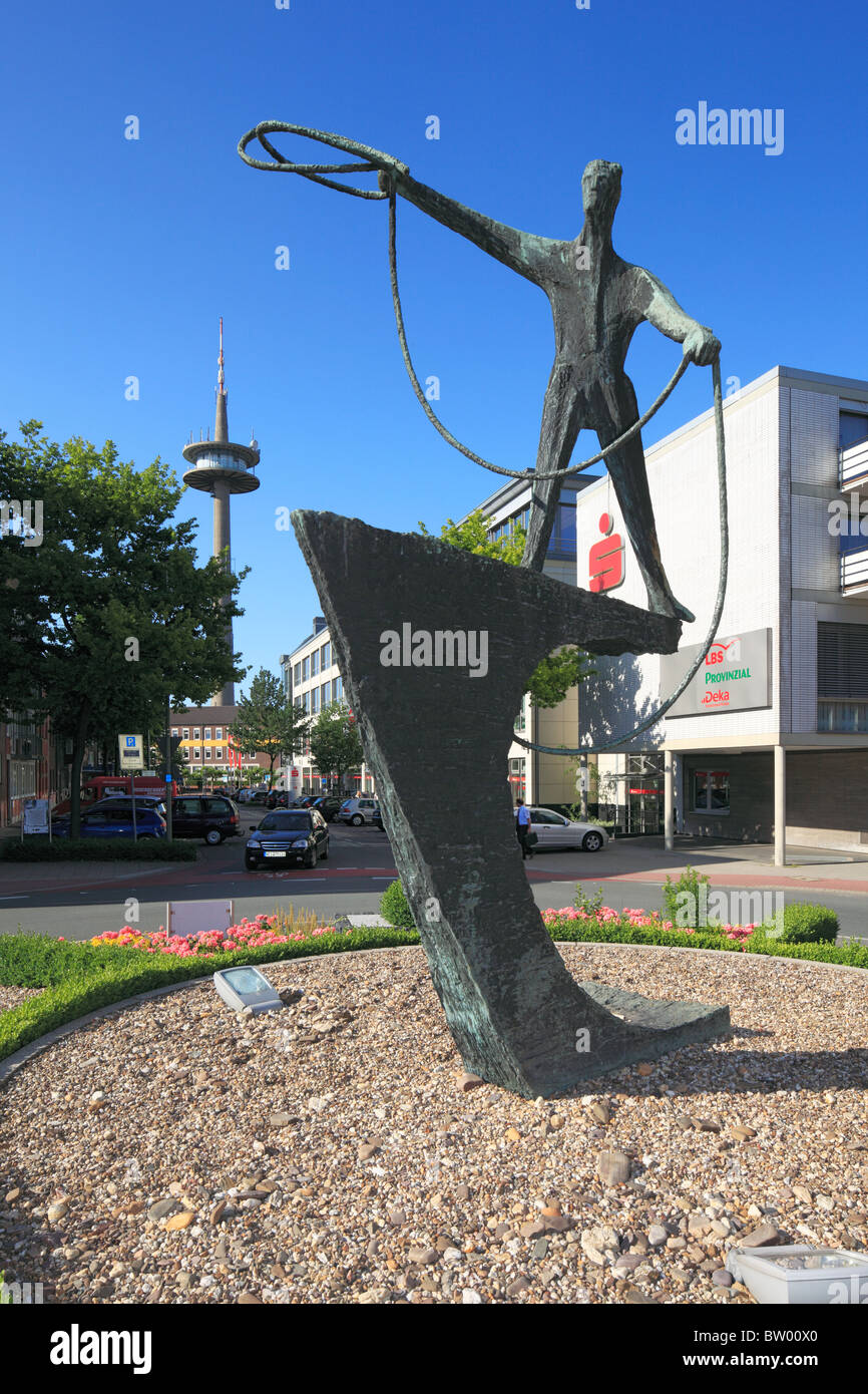 Denkmal fuer Peter Minuit, Seefahrer und Gruender von Manhattan, New York, Bildhauer Hermann Kunkler, dahinter der Fernmeldeturm Langer Heinrich, Wese Foto Stock