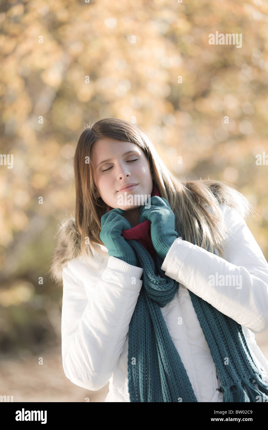 Inverno - moda donna con guanti al di fuori, dissaturato colori Foto Stock