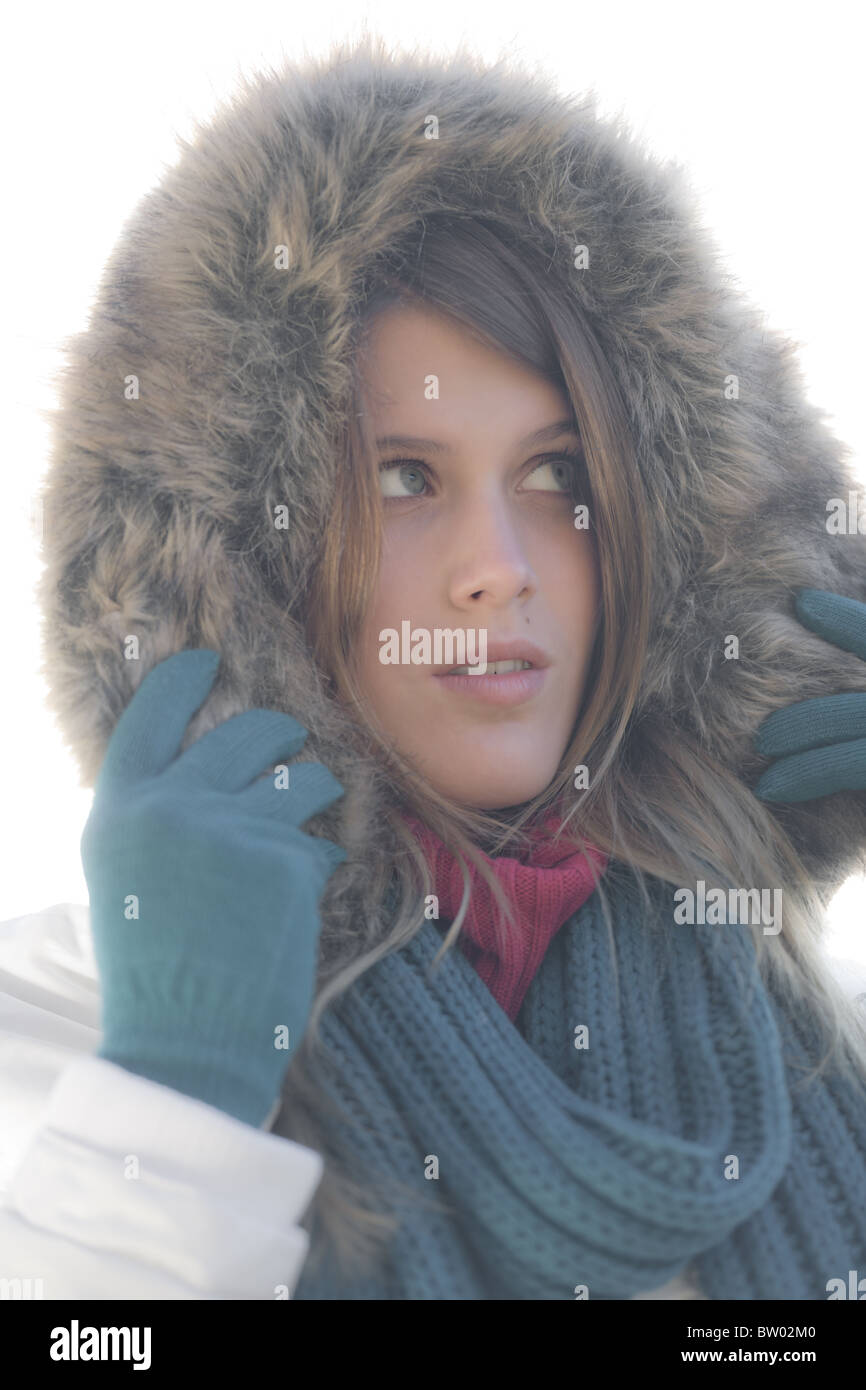 Inverno - moda donna su nebbioso giorno con cappa di pelliccia, soft focus, dissaturato Foto Stock