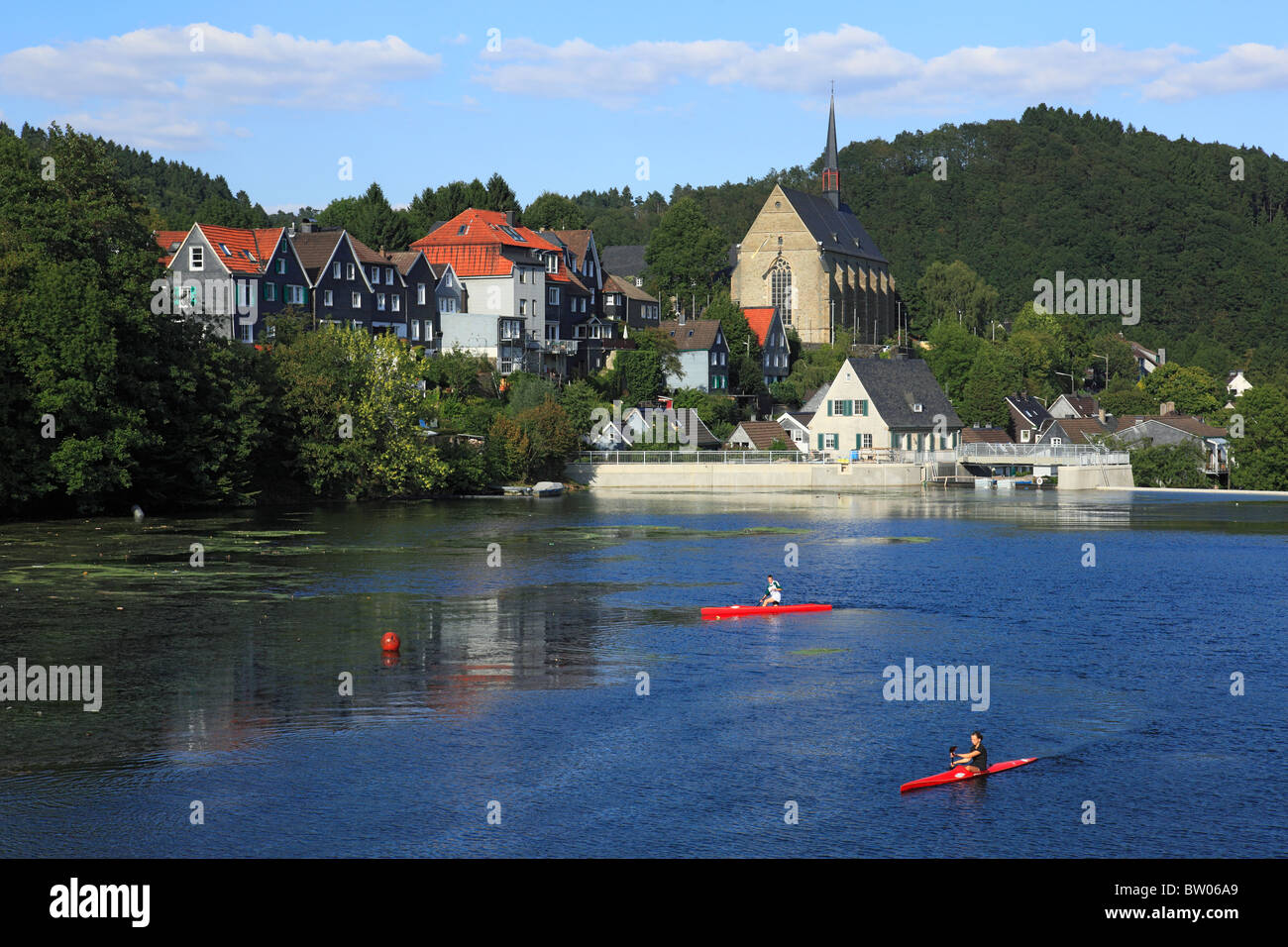 D-Wuppertal, Wupper, Bergisches Land, Renania settentrionale-Vestfalia, NRW, D-Wuppertal-Beyenburg, Vista panoramica con serbatoio Beyenburg e chiesa di Maria Maddalena la chiesa nel monastero, Steinhaus monastero, Canonici Regolari dell'Ordine della Santa Croce, parrocchia di Coira Foto Stock