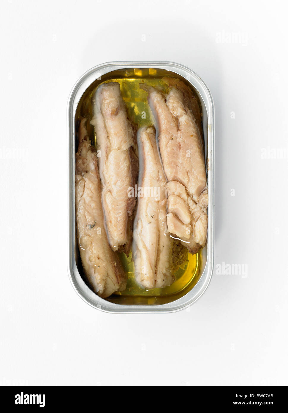 Sardine in olio di oliva in una teglia su un bianco di massa posteriore Foto Stock