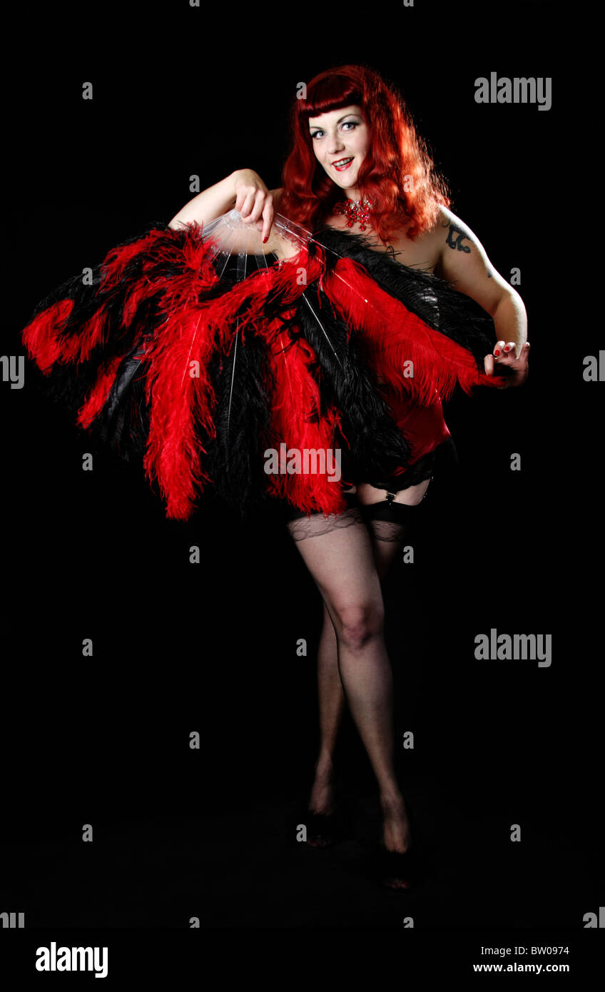 Performer Burlesque Dancing con il rosso e il nero ventole Foto Stock