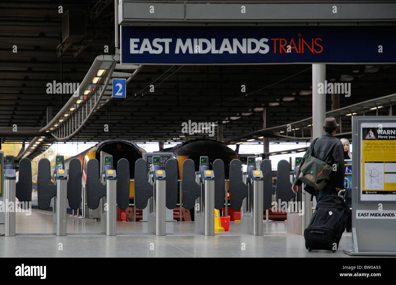 Rampa biglietto elettronico barriera per i treni in partenza per la East Midlands dalla stazione di St Pancras central London REGNO UNITO Foto Stock