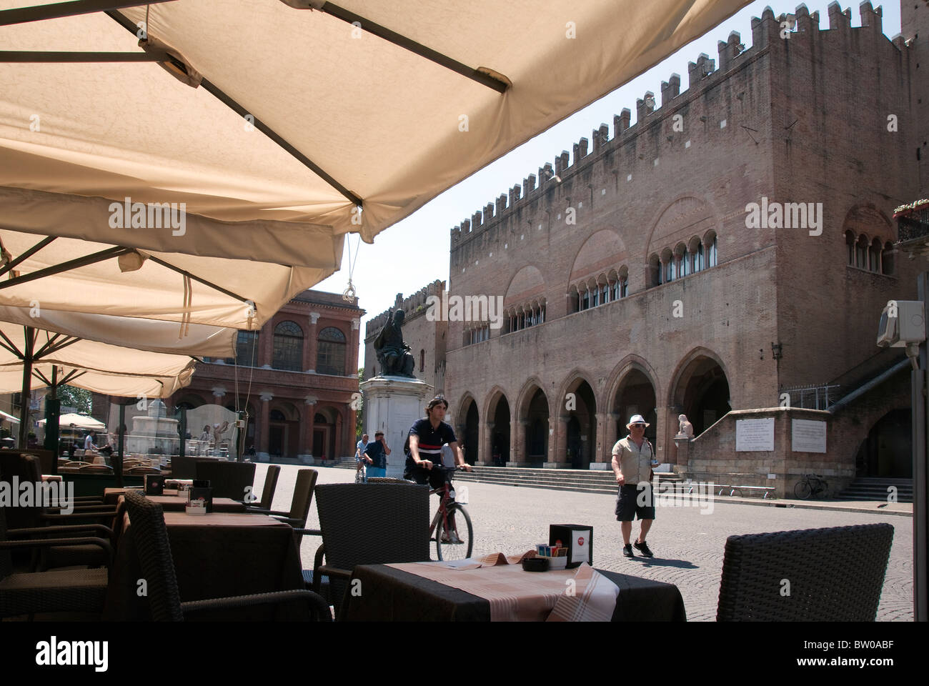 Un ristorante all'aperto in Piazza Cavour Rimini, Emilia Romagna Foto Stock