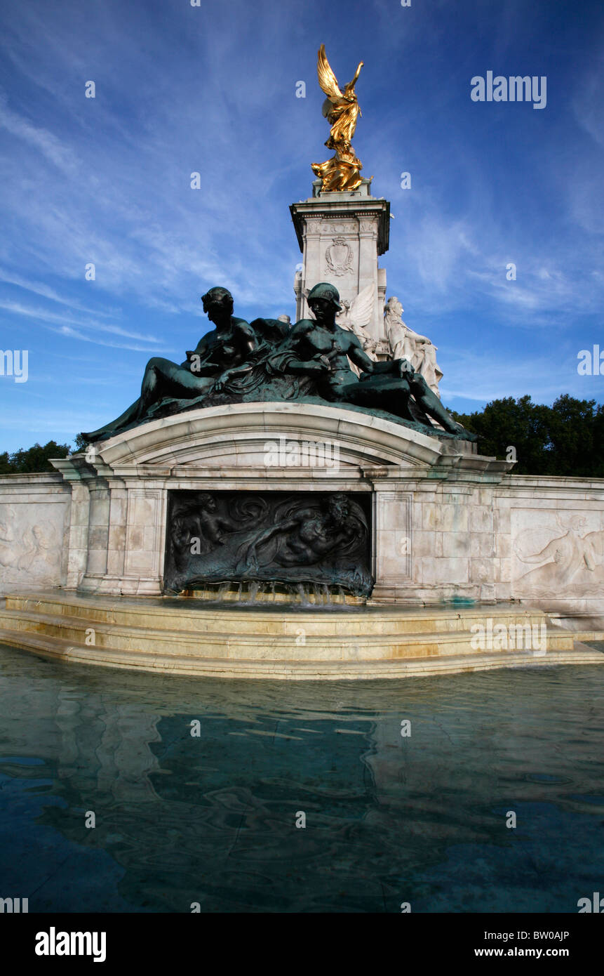 Queen Victoria Memorial di fronte a Buckingham Palace, St James's, London, Regno Unito Foto Stock
