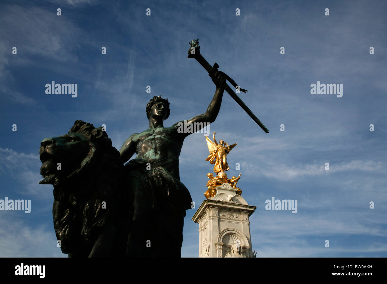 Queen Victoria Memorial di fronte a Buckingham Palace, St James's, London, Regno Unito Foto Stock
