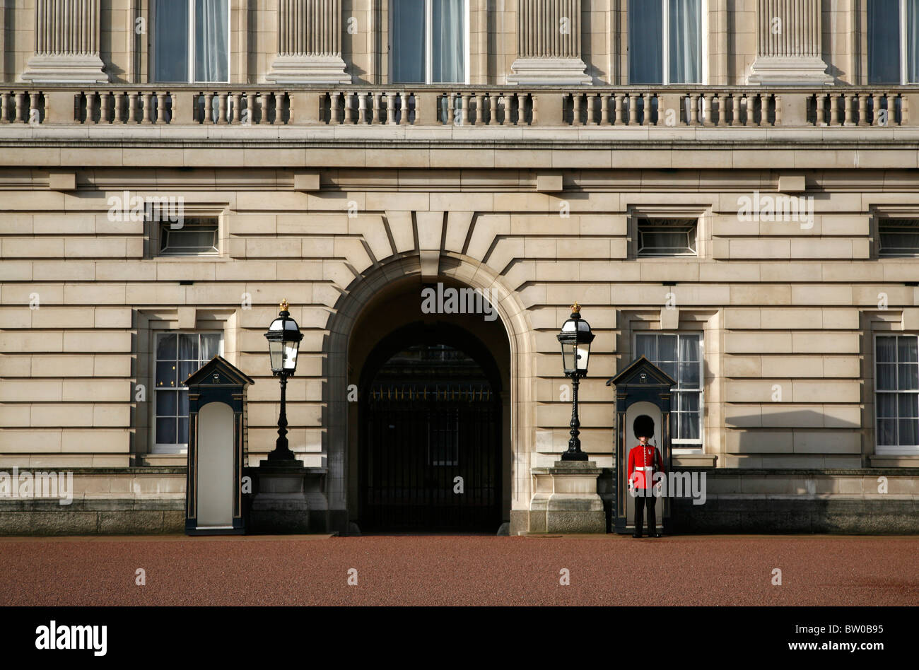 Guardsman di sentinella fuori Buckingham Palace, St James's, London, Regno Unito Foto Stock