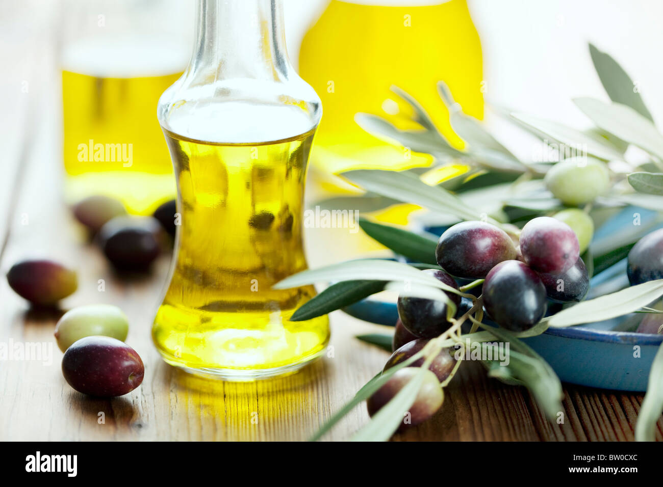 Olio d'oliva sul tavolo di legno Foto Stock