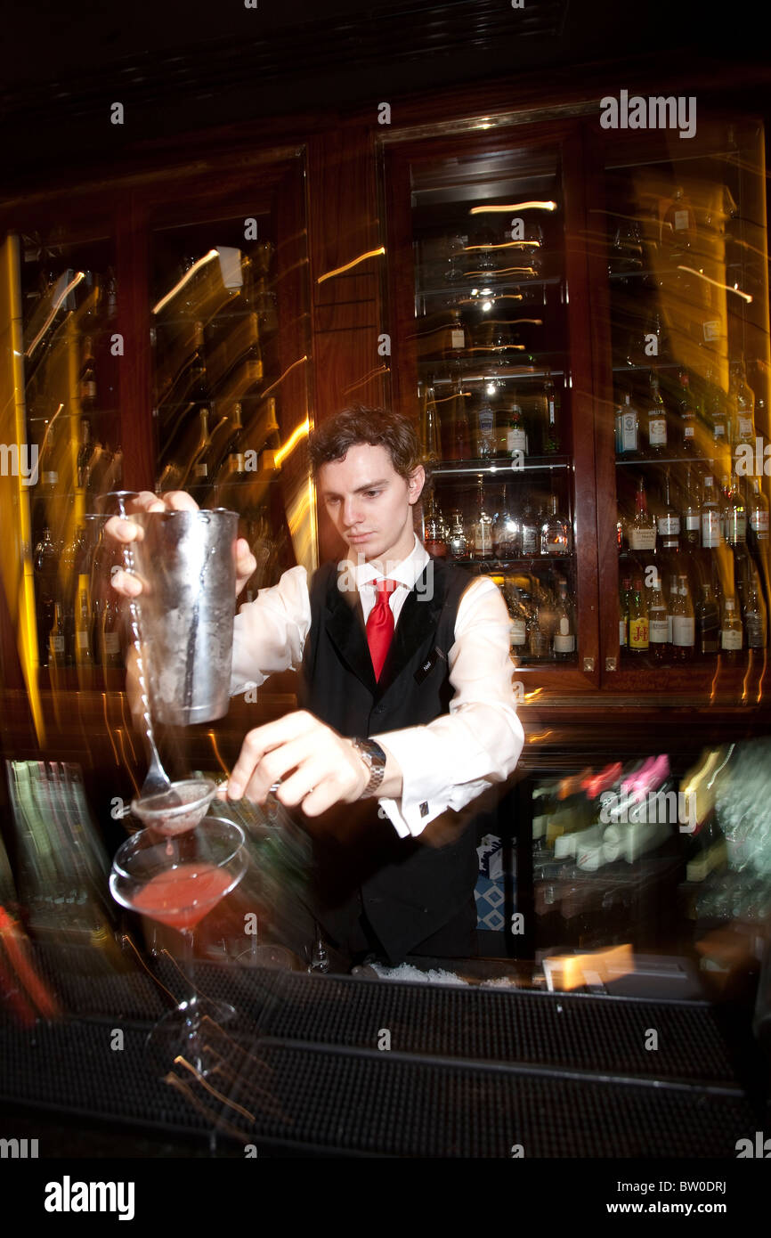Barista facendo un cocktail bar quattro Hard Days Night Hotel Liverpool Beatles Themed Luxury Hotel Merseyside. Foto:Jeff Gilbert Foto Stock