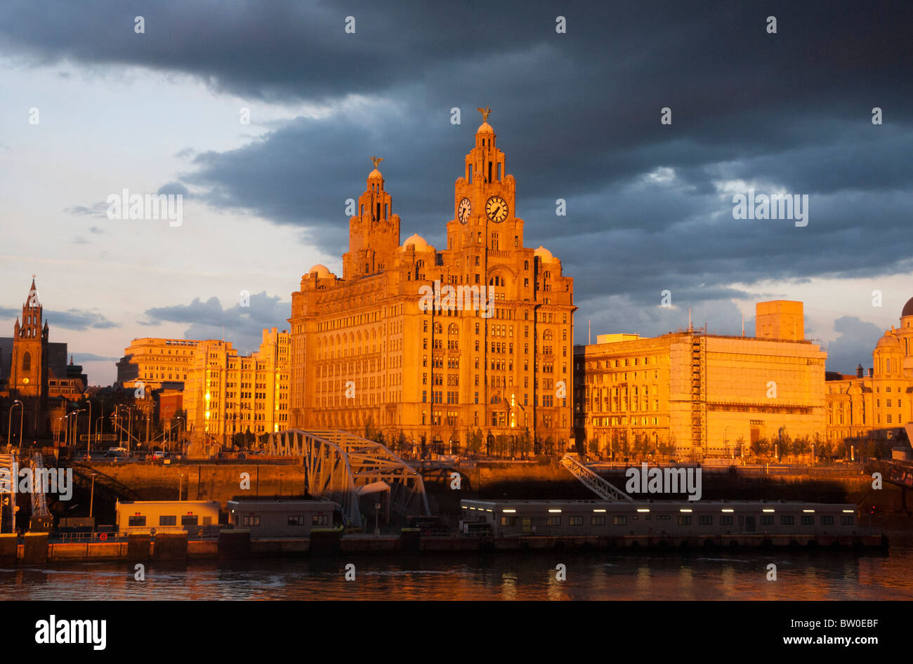 Il Liver Building a Liverpool al tramonto Foto Stock