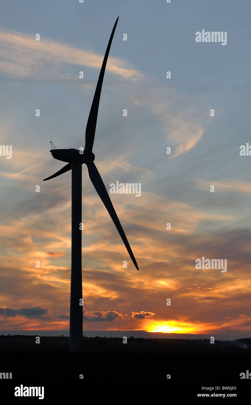 Turbina eolica su le paludi al tramonto, Cambridgeshire, England, Regno Unito Foto Stock