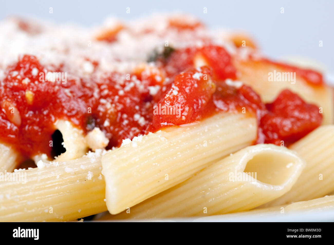 La pasta con la salsa di pomodoro e parmigiano grattugiato Foto Stock