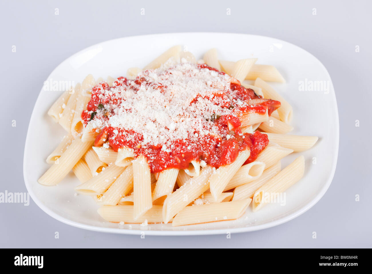 La pasta con la salsa di pomodoro e parmigiano grattugiato Foto Stock