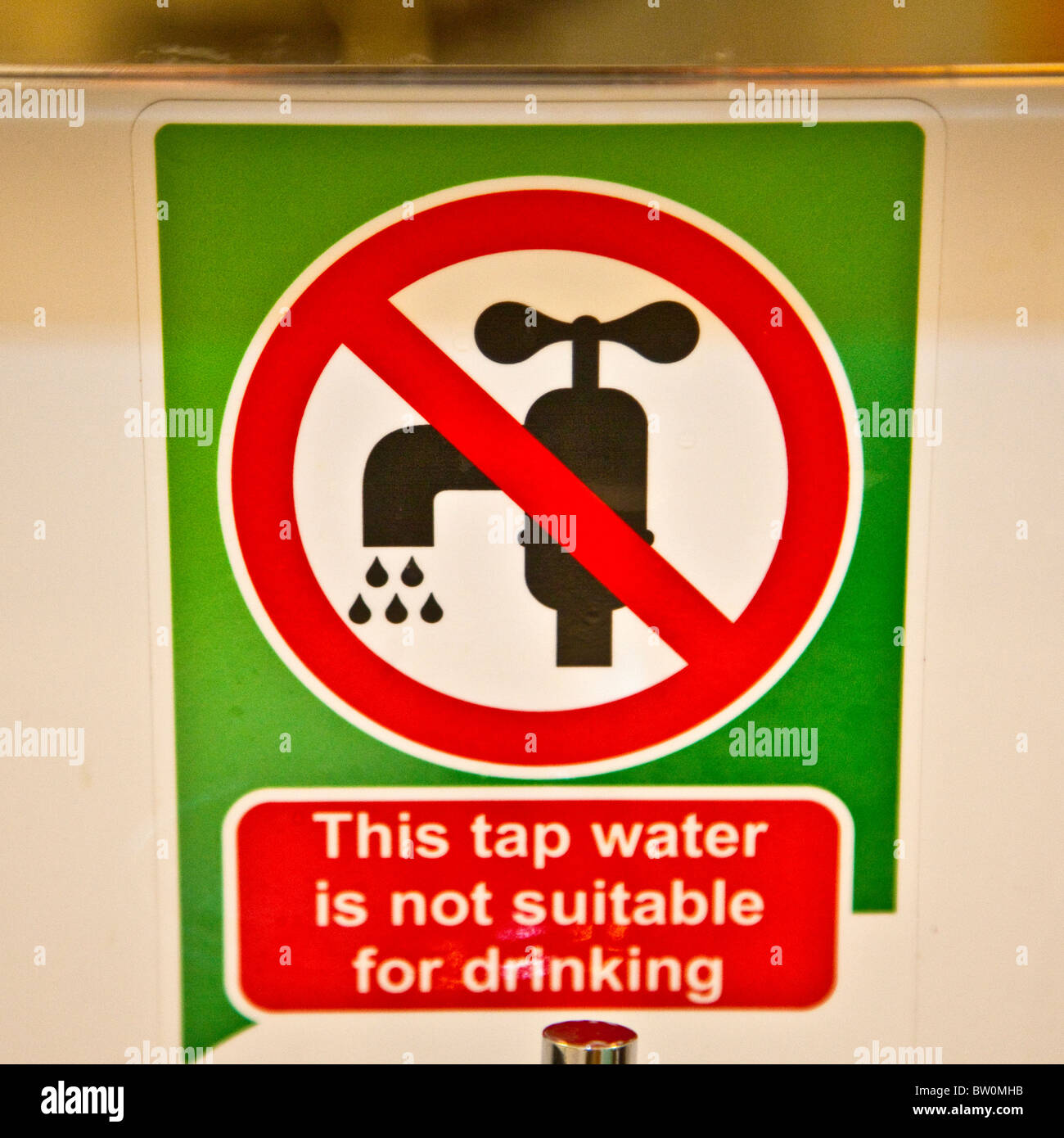 Dar es Salaam, Tanzania. Acqua di rubinetto non è potabile, in un First-Class camera d'hotel. Foto Stock