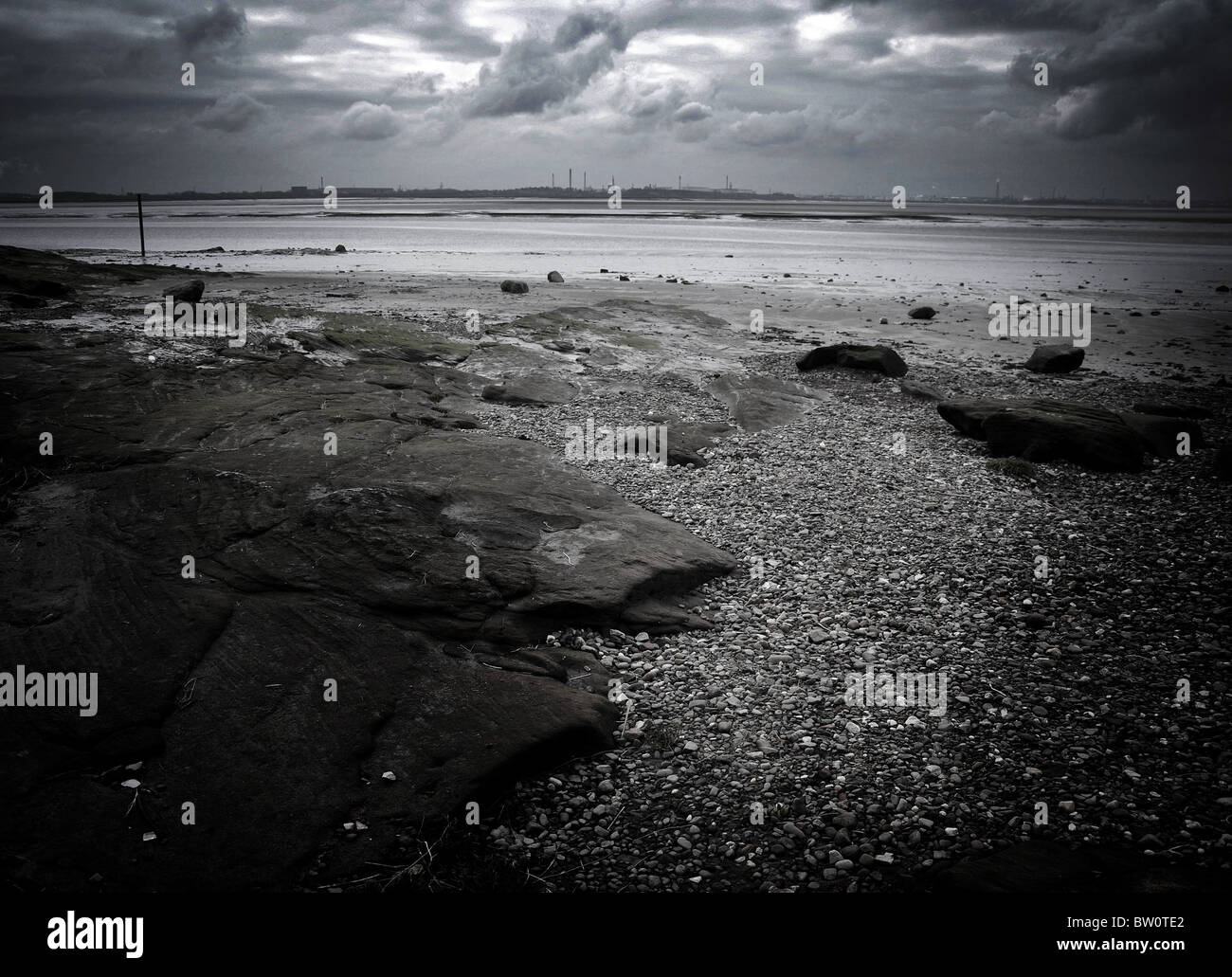 Banca del fiume Mersey che mostra l'industria Foto Stock