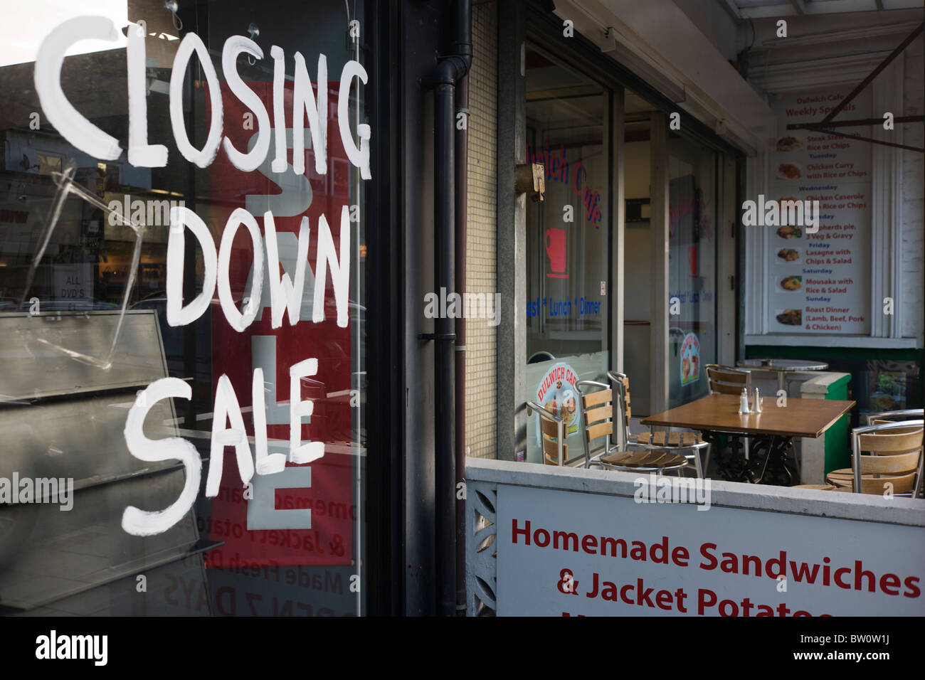 Un DVD di chiusura negozio di noleggio nel sud di Londra è andato busto, una vittima del Regno Unito clima economico. Foto Stock