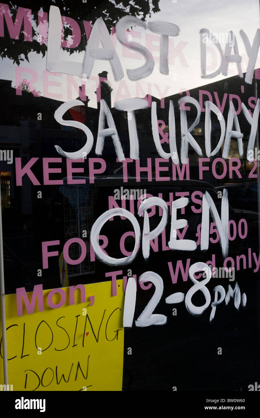 Un DVD di chiusura negozio di noleggio nel sud di Londra è andato busto, una vittima del Regno Unito clima economico. Foto Stock