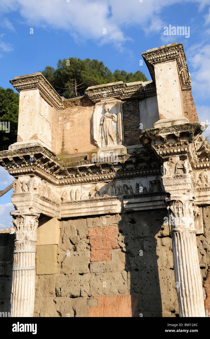 Resti del Tempio di Minerva, Foro di Nerva, Fori Imperiali Foto Stock