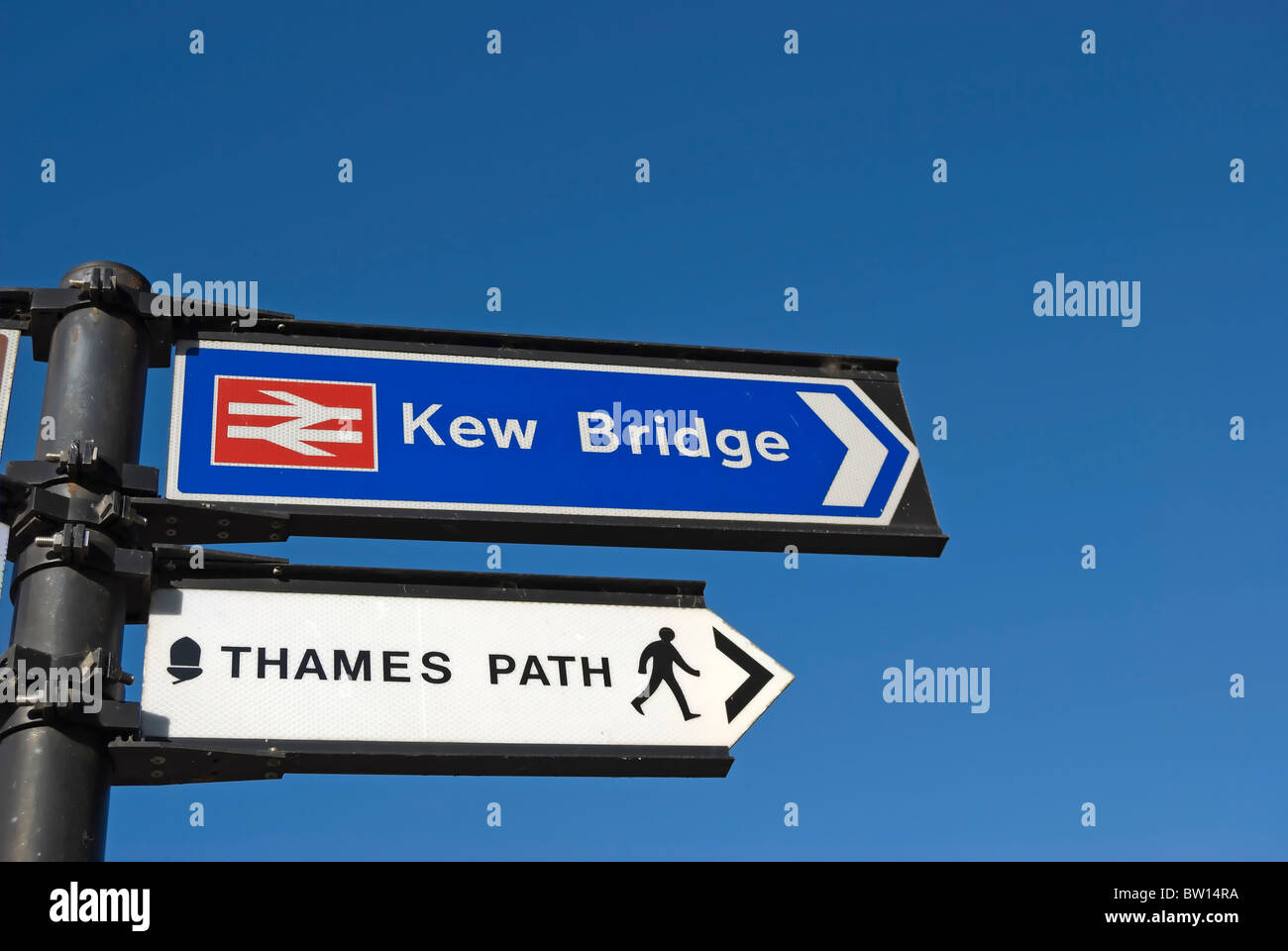 Rivolta a destra le indicazioni per kew bridge stazione ferroviaria e il Thames Path, a Brentford, a ovest di Londra - Inghilterra Foto Stock