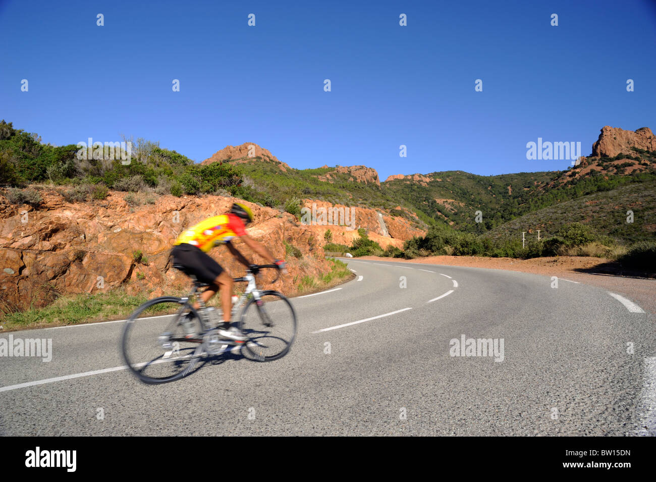 Francia, Provenza, Côte Azzurra, Corniche de l'Esterel, strada costiera, bici Foto Stock