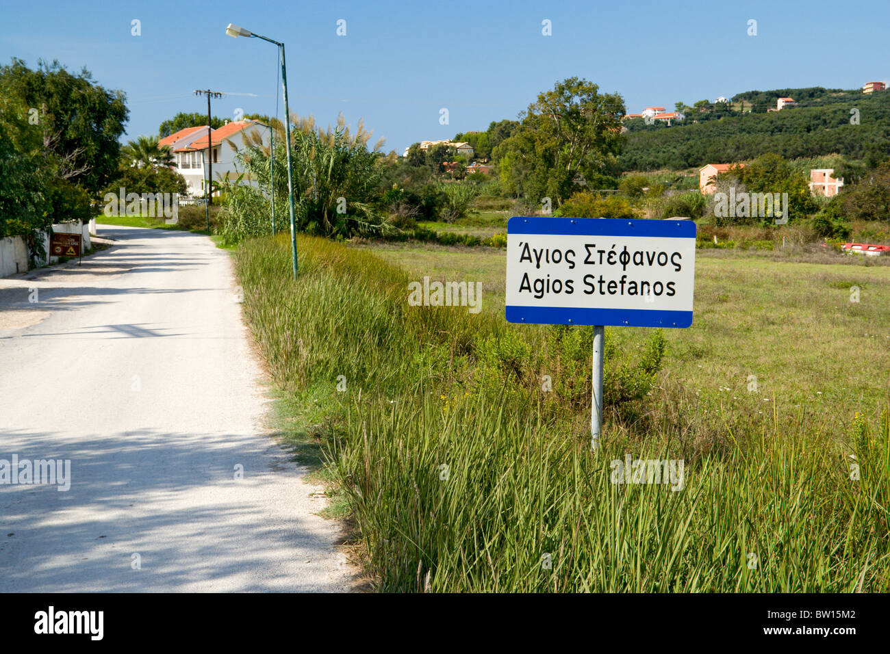 Cartello stradale per agios stafanos o San Stefanos come è meglio conosciuto, nord ovest corfu, isole Ionie, Grecia. Foto Stock