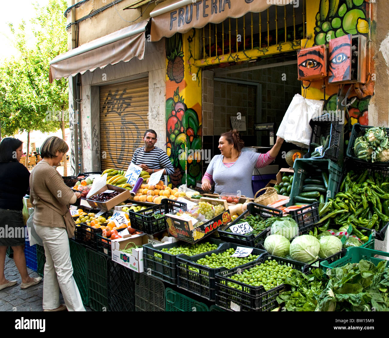 Granada città centro storico Spagna Andalusia verdura fruttivendolo Foto Stock