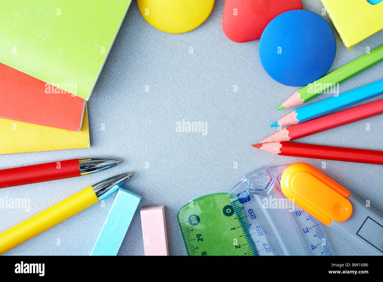 Close-up di vari oggetti necessari nella scuola il processo formativo Foto Stock