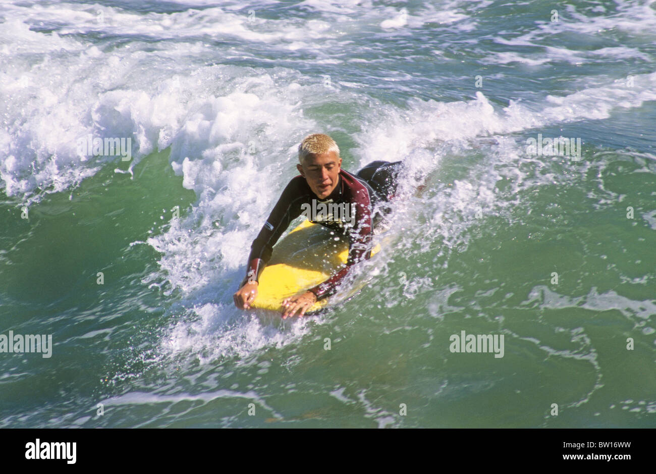 Scheda surfista wave surf ride paddle bellyboard skim splash acqua oceano pacifico mare spiaggia sole della California Foto Stock