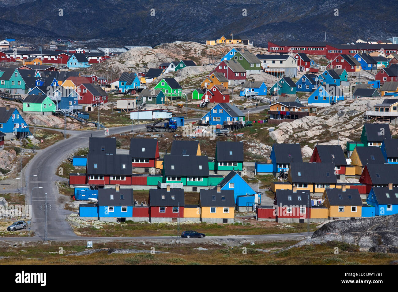 Case colorate al paese di Ilulissat / Jakobshavn, Disko-Bay, Groenlandia Foto Stock
