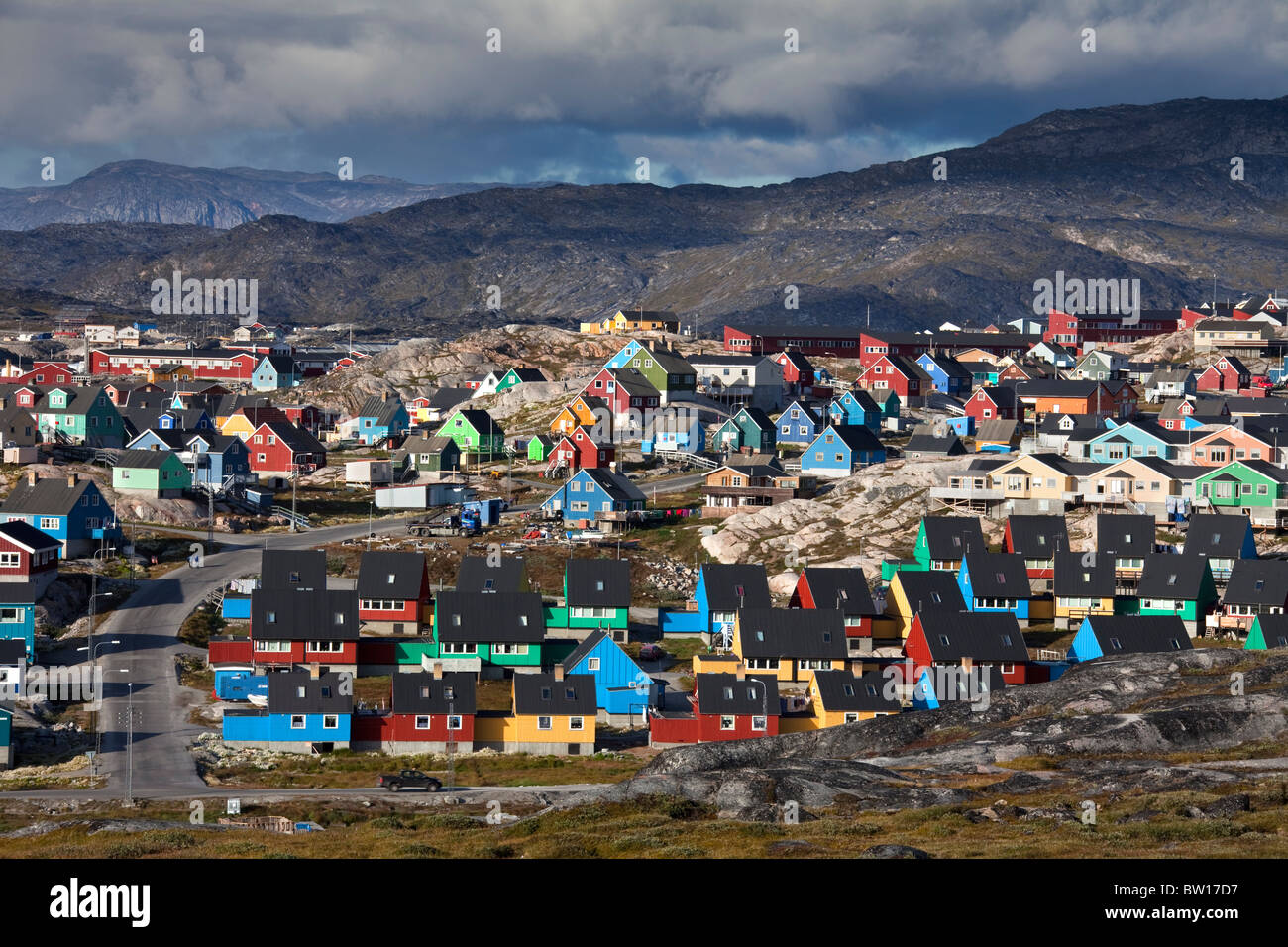 Case colorate al paese di Ilulissat / Jakobshavn, Disko-Bay, Groenlandia Foto Stock