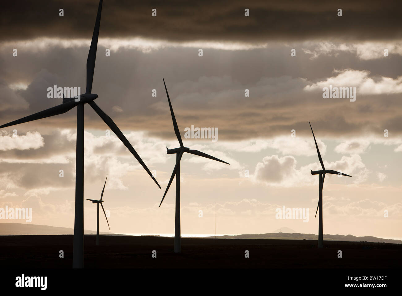 Duskover Whitelee wind farm su Eaglesham Moor appena a sud di Glasgow in Scozia, Regno Unito, è il più grande d'Europa onshore wind farm. Foto Stock