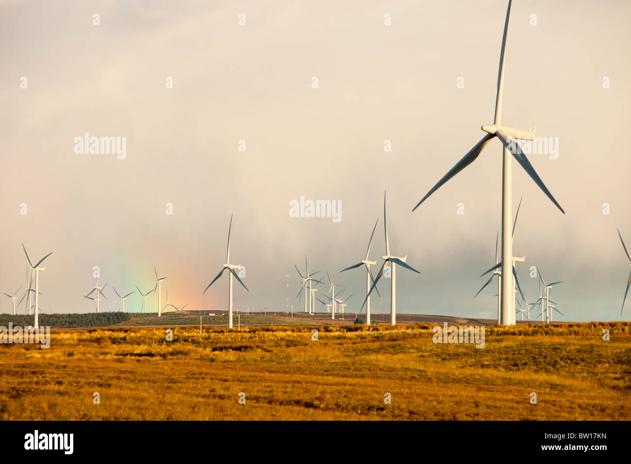 Un arcobaleno su Whitelee wind farm su Eaglesham Moor appena a sud di Glasgow in Scozia, Regno Unito, è il più grande d'Europa onshore wind farm Foto Stock