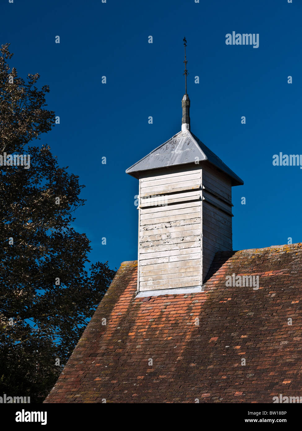 Torre di legno su la Chiesa di San Nicola in Freefolk vicino a Whitchurch Hampshire REGNO UNITO Foto Stock