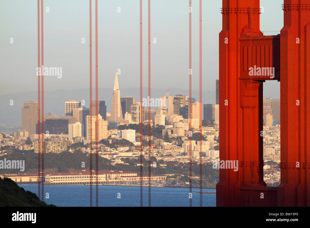 Il Golden Gate Bridge e la città di San Francisco, California, Stati Uniti d'America. Foto Stock