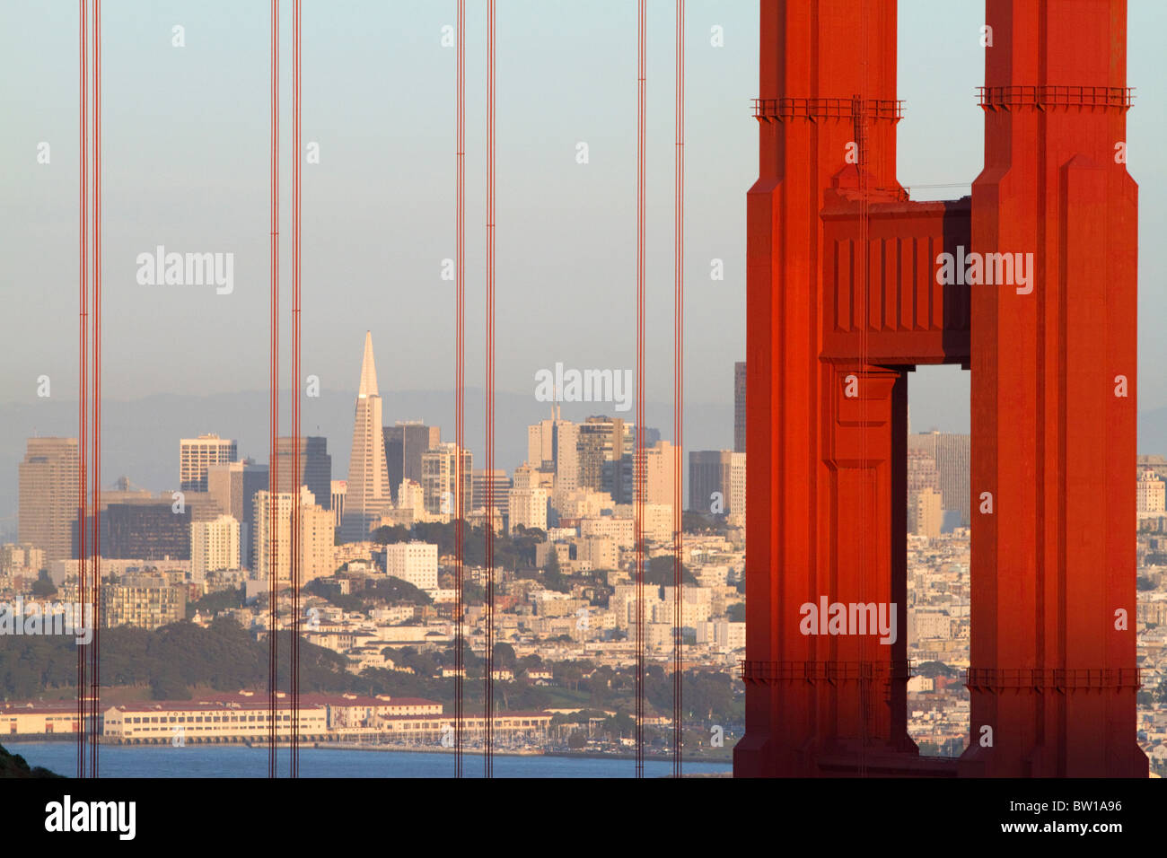 Il Golden Gate Bridge e la città di San Francisco, California, Stati Uniti d'America. Foto Stock