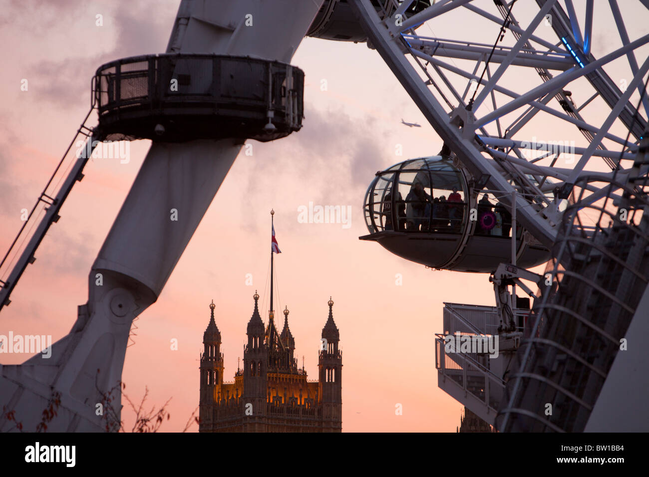 Il London Eye è un massiccio 135 m o 443 piedi di altezza ruota panoramica Ferris, che è il più popolare pagato attrazione turistica nel Regno Unito Foto Stock