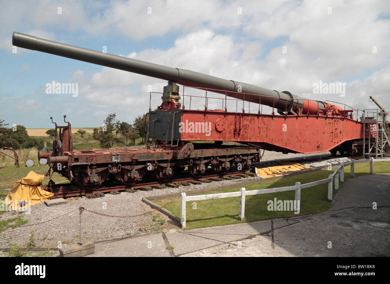 Un tedesco 280mm pistola ferroviaria sul display in batterie di Todt Museum, Audinghen a Cap Gris Nez, Francia. Foto Stock