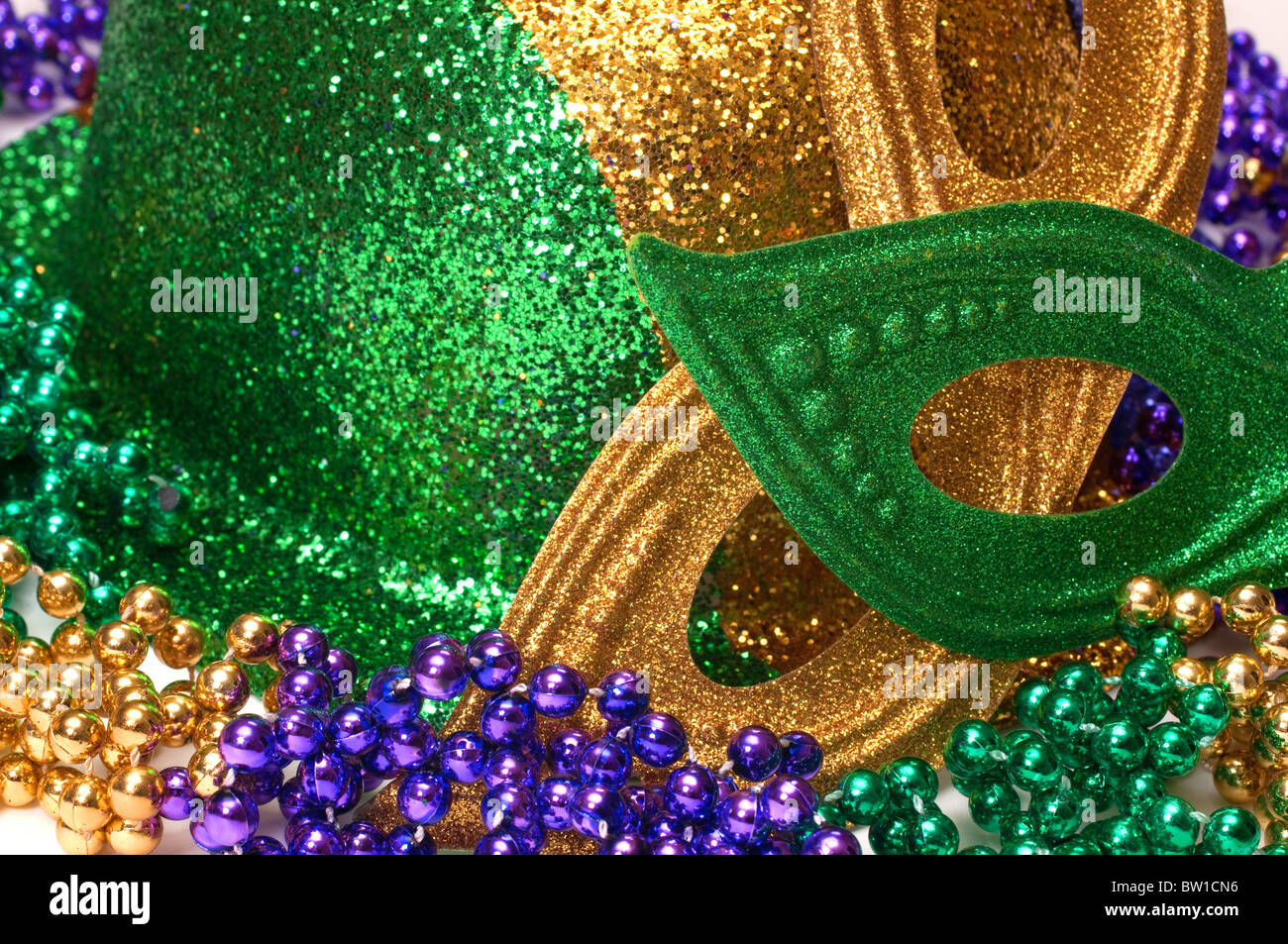 Vista dettagliata del Mardi Gras maschere, cappello e perle. Foto Stock
