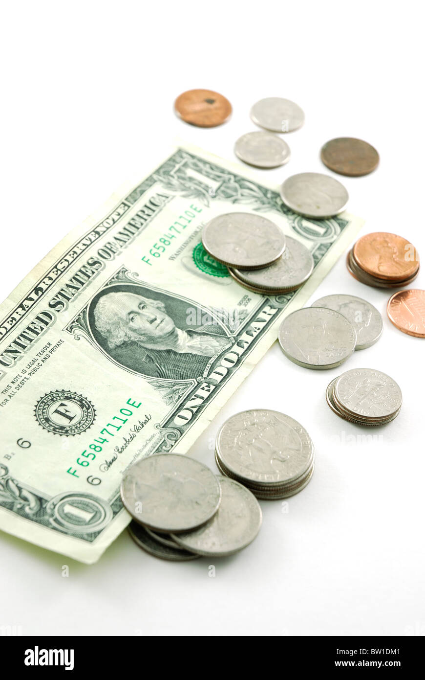Un americano un dollaro e diverse monete americano isolato su uno sfondo bianco. Foto Stock
