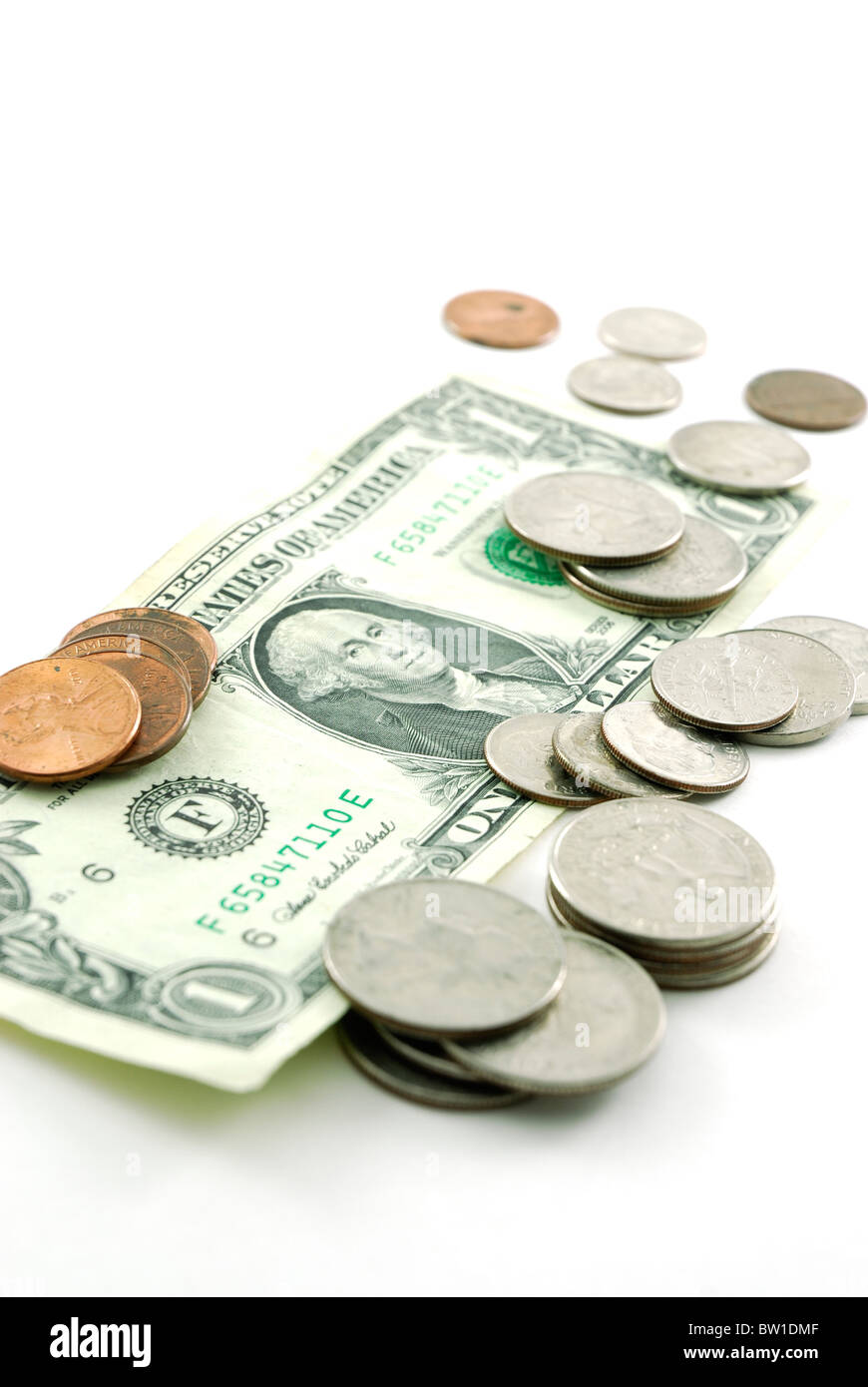 Un americano un dollaro e diverse monete americano isolato su uno sfondo bianco. Foto Stock