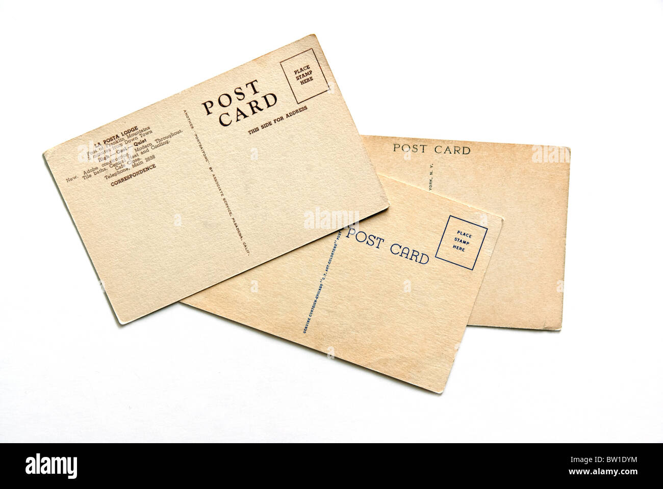 3 antiche cartoline con luogo timbro nella casella qui e la parola post card isolato su uno sfondo bianco. Foto Stock